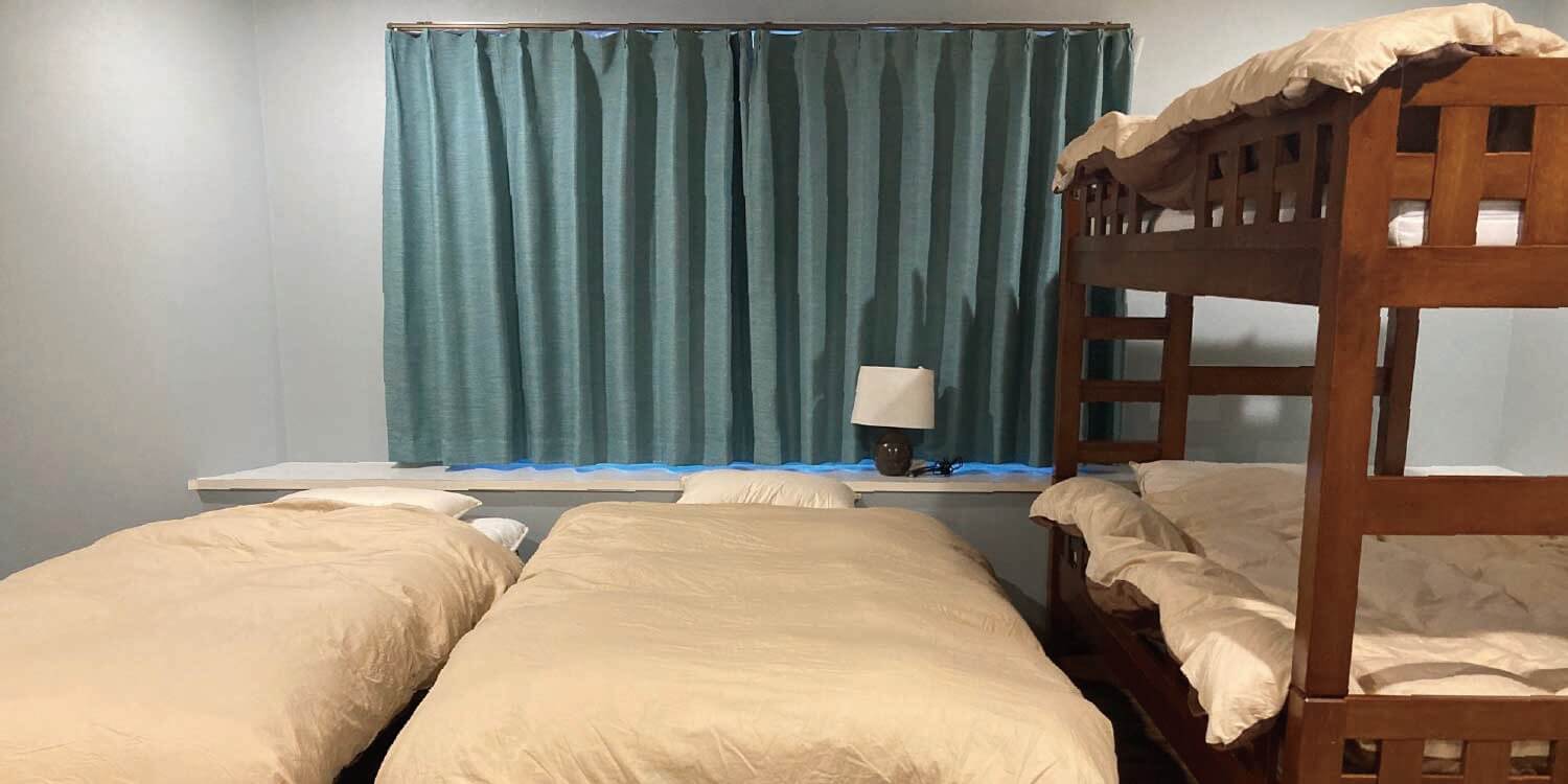 4人部屋 シングルベッド2台＋2段ベッド（専用バスルーム付き）