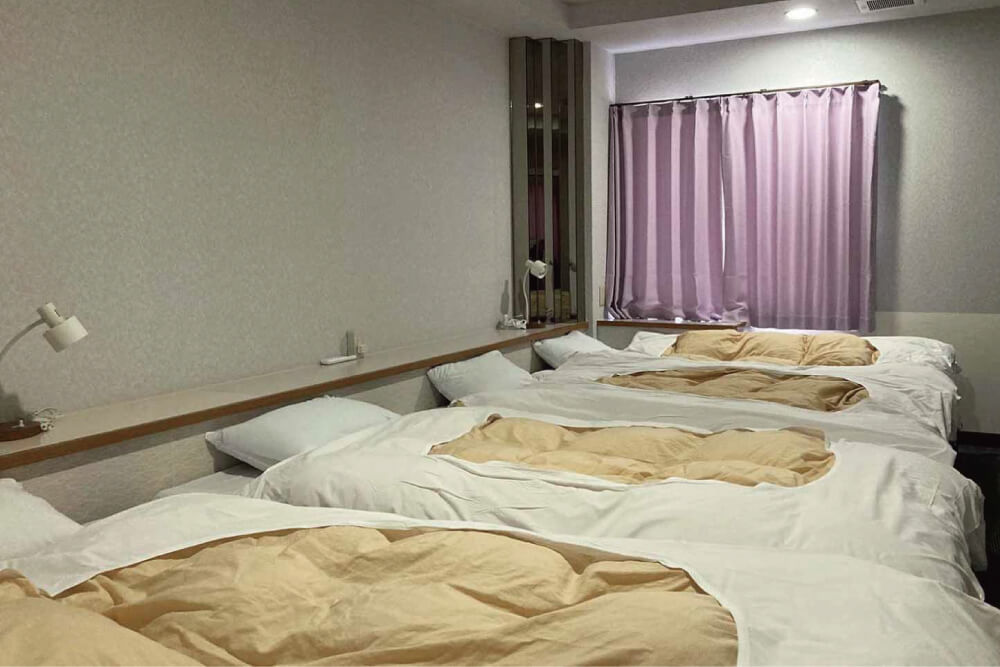 洋室ファミリー（洗面・シャワー・トイレ付）